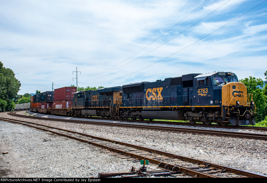 EMD and GE units power I142 through Bridgeport, Alabama